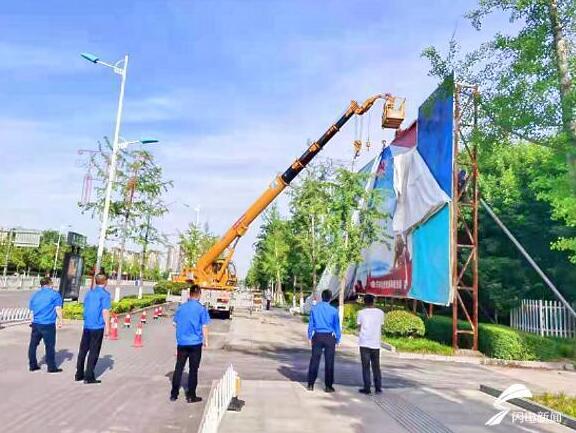 济宁曲阜市综合行政执法局：清理破损广告 消除安全隐患