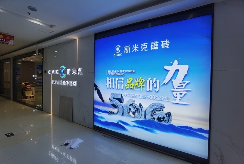 软膜灯箱与卡布灯箱有什么区别？上海大型灯箱加工厂选型指南