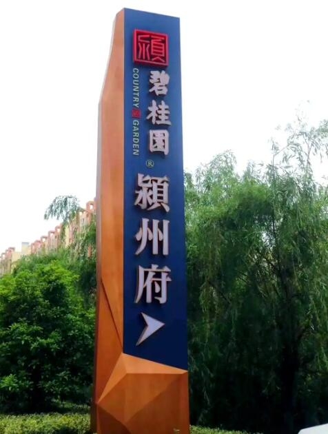商业综合体精神堡垒制作规范：材质、抗风与安全标准详解